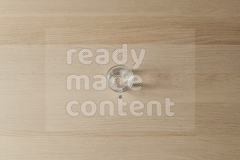 كوب زجاجي فارغ على خلفية خشبية فاتحة