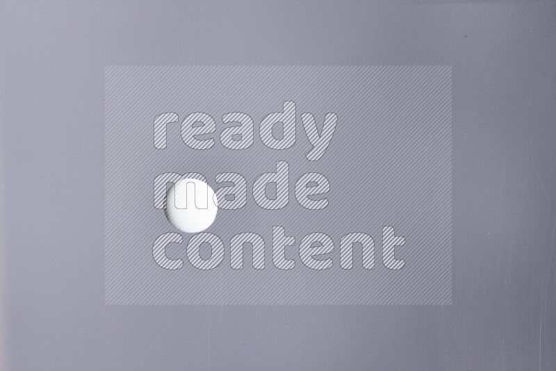 لقطات مقربة لقطرات من اللون الأبيض على الخلفية