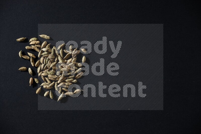 حبوب الهيل علي خلفية سوداء