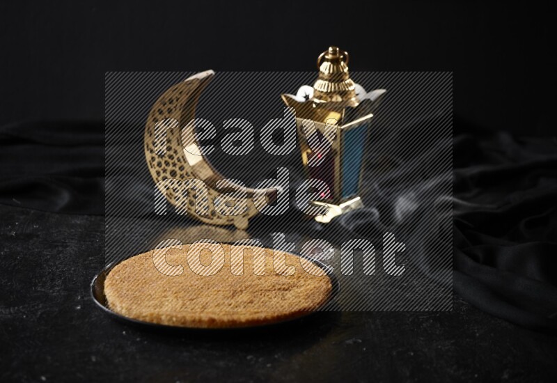 كنافة مع فوانيس علي خلفية سوداء خشبية