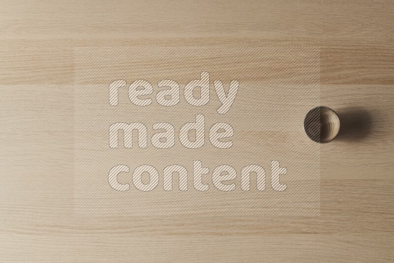 كأس فخاري على خلفية خشبية فاتحة