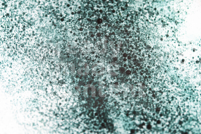 لقطات مقربة لقطرات ألوان مائية خضراء على سطح الزيت على خلفية بيضاء