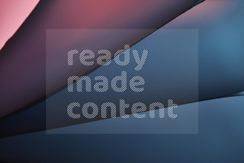 فن تجريدي يعرض منحنيات مع تدرجات الألوان الدافئة والباردة مكونه بضوء ملون