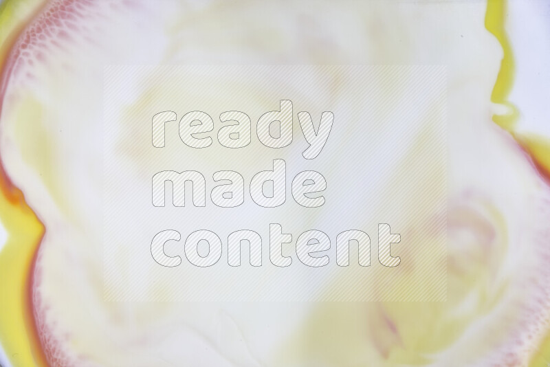 لقطة مقربة لأنماط دوامية باللون الأصفر والأحمر والأبيض