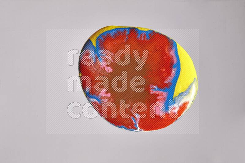 لقطات مقربة لألوان متنوعة تمتزج على خلفية رمادية