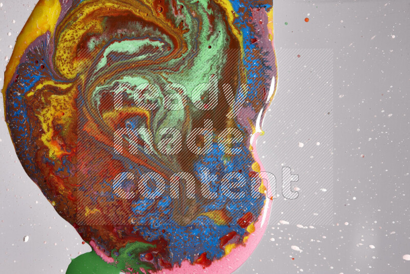 لقطات مقربة لألوان متنوعة تمتزج على خلفية رمادية