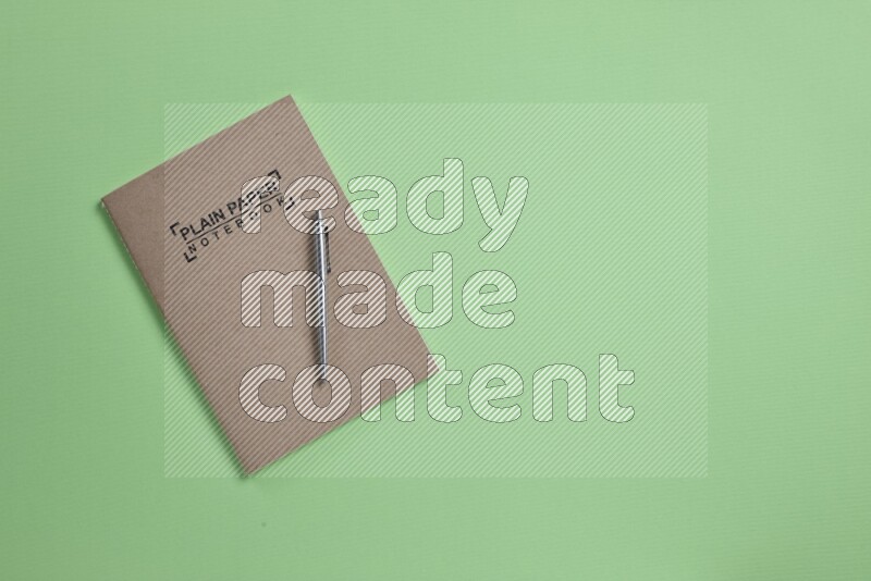 دفتر ملاحظات مع مستلزمات مدرسية مختلفة على خلفية خضراء