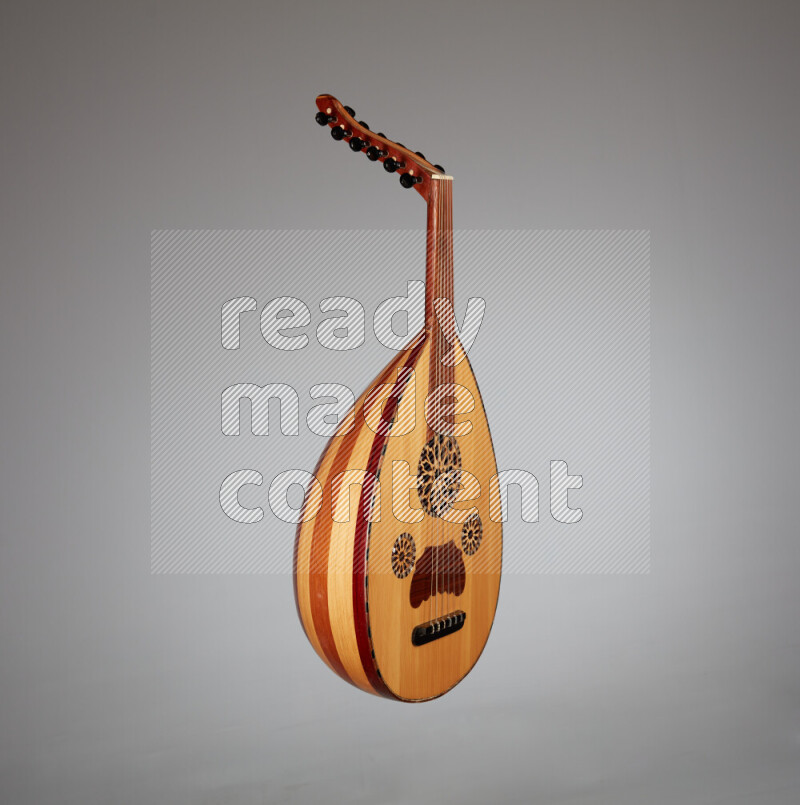 عودي خشبي بني على خلفية رمادية