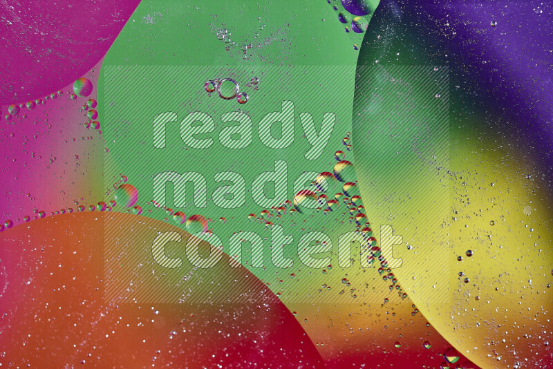 لقطات مقربة لفقاعات من الزيت على سطح الماء بألوان متنوعة