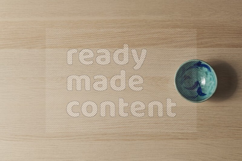 وعاء فخاري مزخرف على خلفية خشبية فاتحة