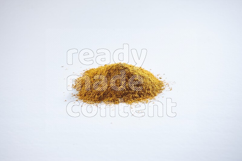 بودرة الكركم علي خلفية بيضاء