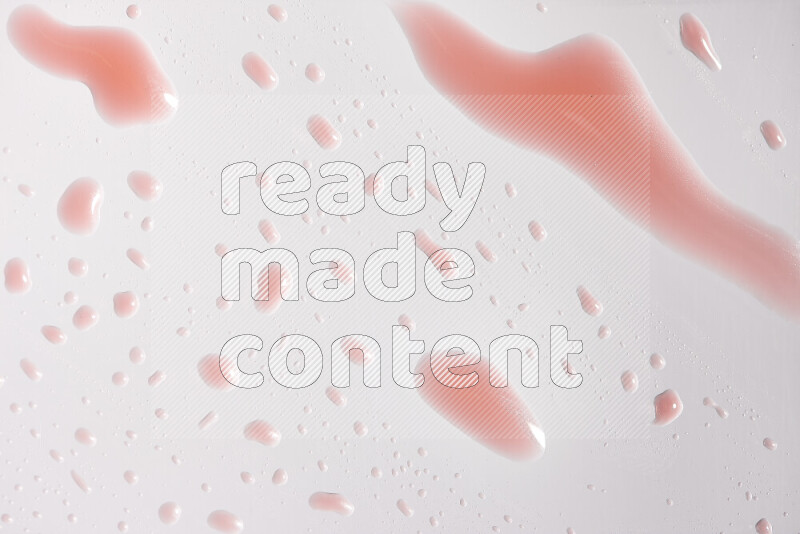 لقطات مقربة لقطرات من اللون الأحمر على خلفية بيضاء