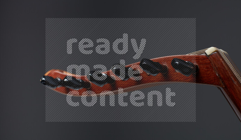 اجزاء من عود خشبي بني على خلفية رمادية