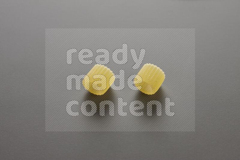 معكرونة خواتم علي خلفية رمادية