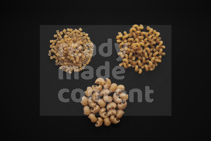 أنواع مختلفة من المعكرونة علي خلفية سوداء