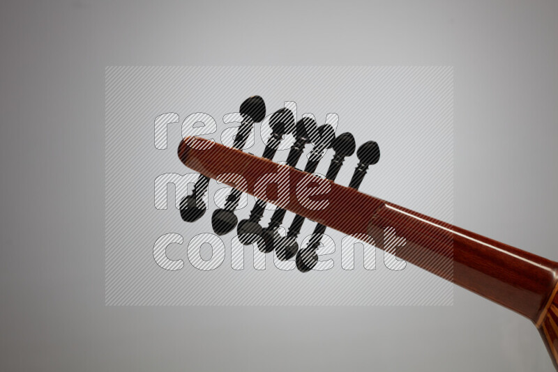 اجزاء من عود خشبي بني على خلفية رمادية