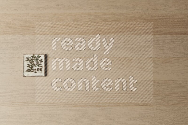 قواعد أكواب فخارية مزخرفة على خلفية خشبية فاتحة