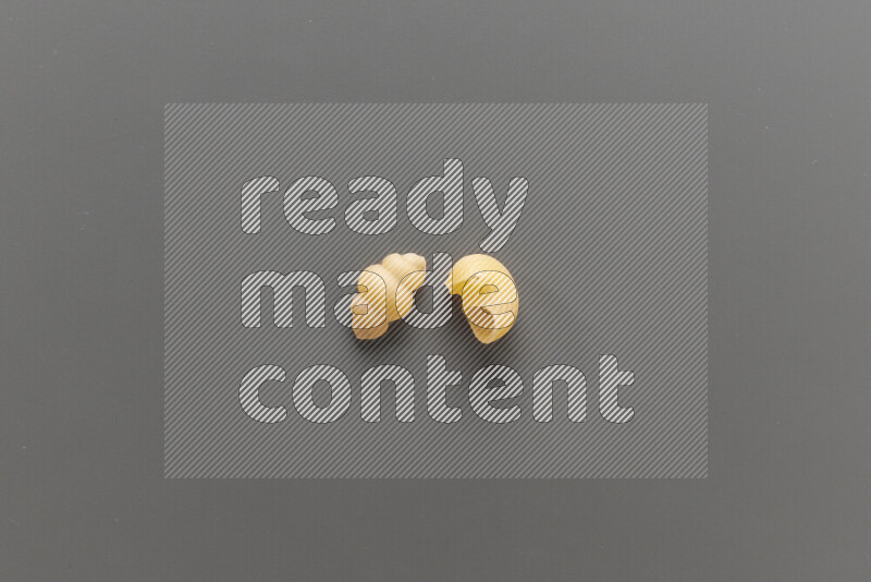 معكرونة قواقع مع أنواع أخري من المعكرونة علي خلفية رمادية