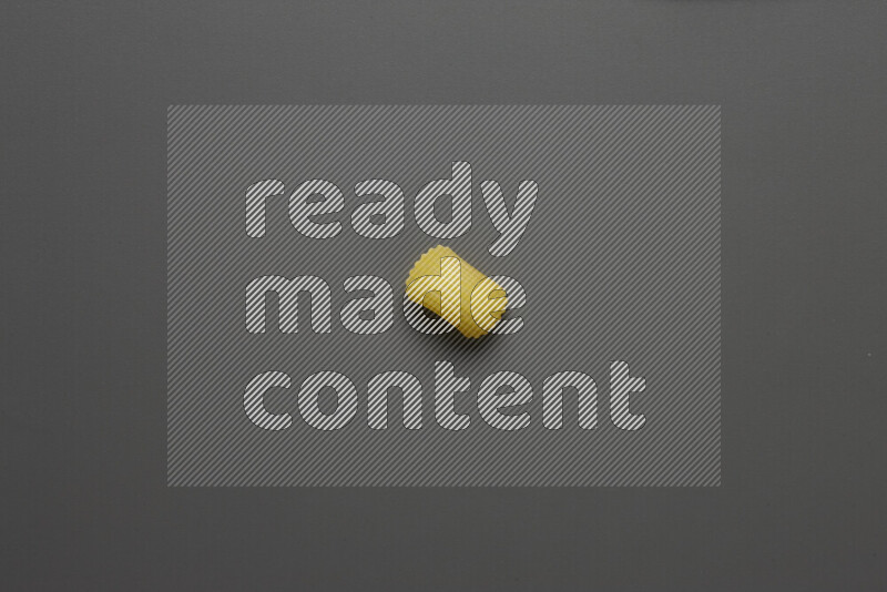 معكرونة هلالية علي خلفية رمادية