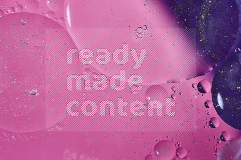 لقطات مقربة لفقاعات من الزيت على سطح الماء باللون الأرجواني والوردي