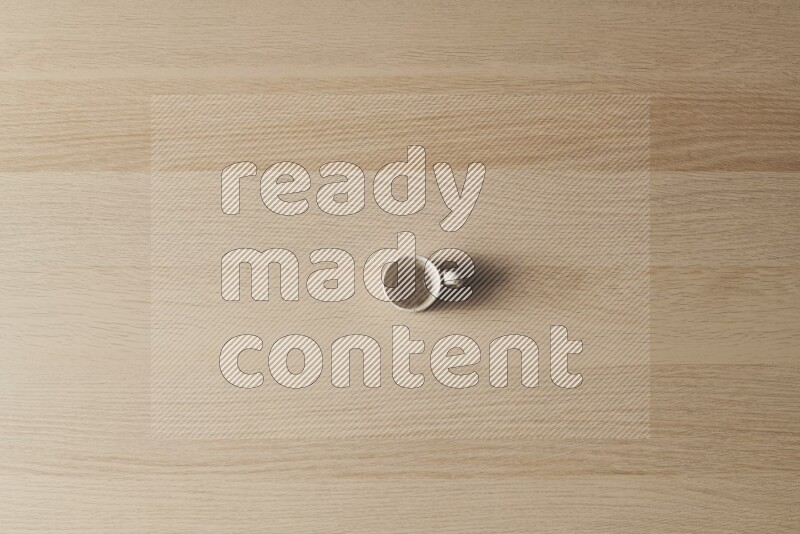 كأس فخاري على خلفية خشبية فاتحة