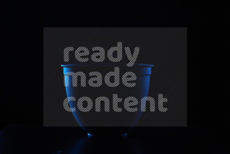 معدات تصوير مع حواف مضيئة ملونة على خلفية سوداء