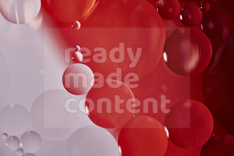 لقطات مقربة لفقاعات من الزيت على سطح الماء باللون الأبيض والأحمر