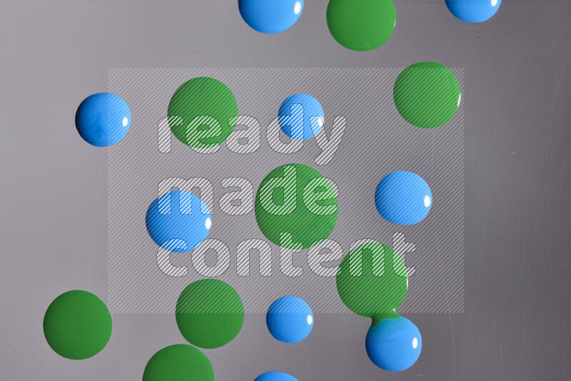 لقطات مقربة لقطرات من اللون الأزرق والأخضر على الخلفية