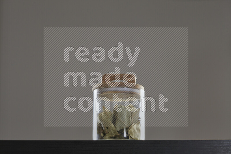 أوراق الغار في وعاء زجاجي على خلفية سوداء