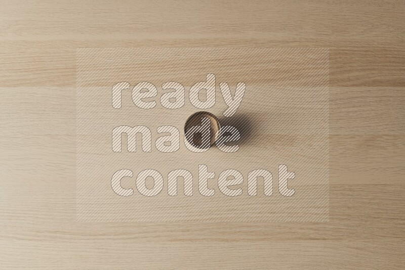 كأس فخاري على خلفية خشبية فاتحة