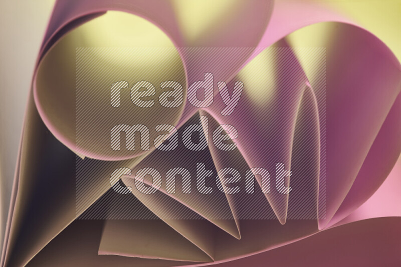 عرض فني لطيات الورق تخلق مزيج من الأشكال الهندسية، مضاءة بإضاءة ناعمة بدرجات اللون الودري والالوان الدافئة