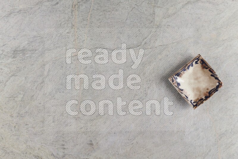 صحن فخاري مزخرف على خلفية من الرخام الرمادي