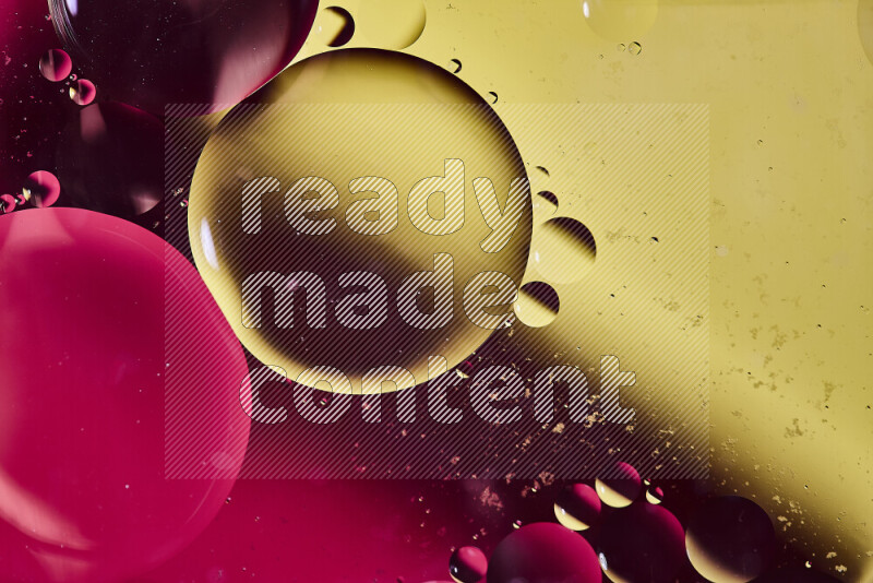 لقطات مقربة لفقاعات من الزيت على سطح الماء باللون الأصفر والوردي