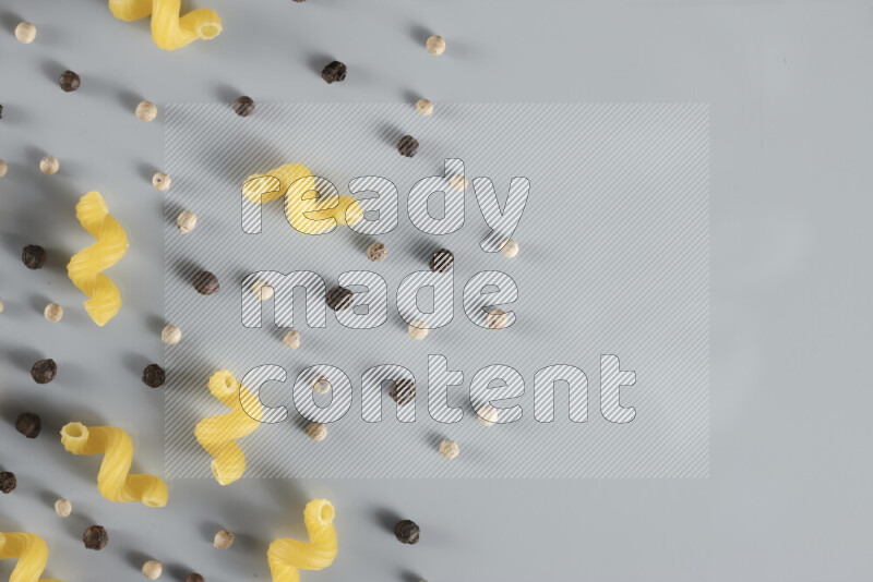 معكرونة مع مكونات متنوعة من الطماطم والثوم والبصل والفلفل الأحمر والفلفل الأسود والفلفل الأبيض وأوراق الغار وإكليل الجبل والهيل و مشروم على خلفية زرقاء فاتحة