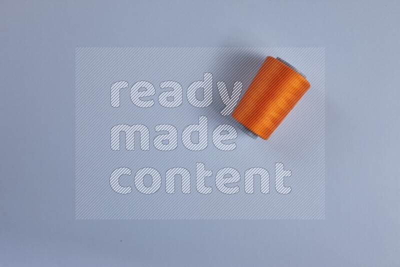 مجموعة من أدوات الخياطة والتفصيل برتقالية اللون على خلفية زرقاء