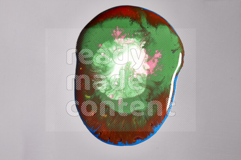 لقطات مقربة لألوان متنوعة تمتزج على خلفية رمادية