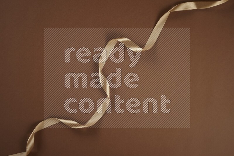 مجموعة من أدوات الخياطة والتفصيل بنية اللون على خلفية بنية