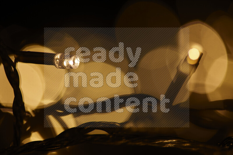 مصابيح ذهبية علي خلفية سوداء