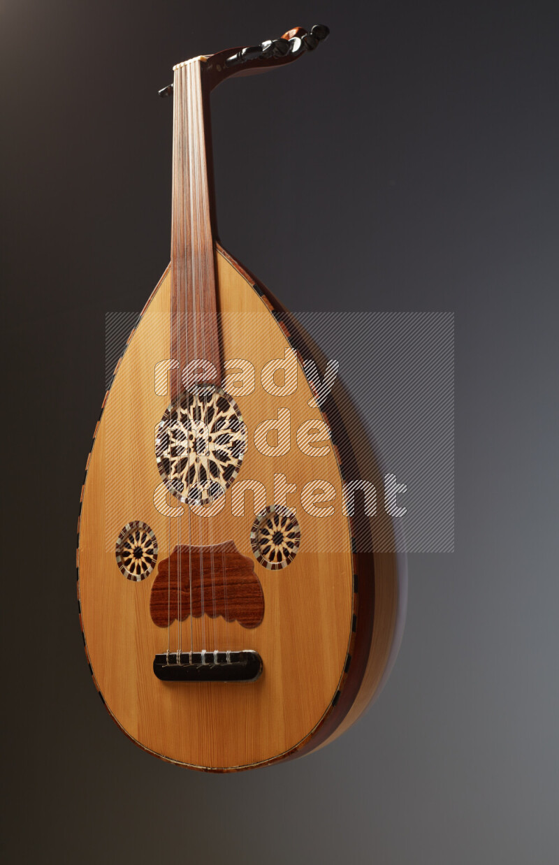 عودي خشبي بني على خلفية رمادية