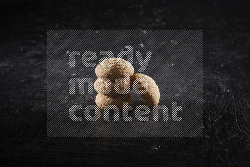 كحك علي خلفية سوداء