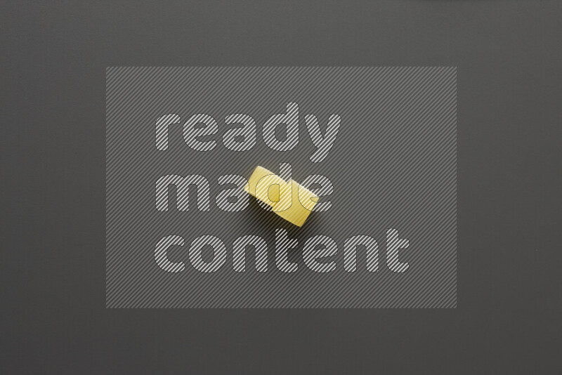 معكرونة خواتم علي خلفية رمادية