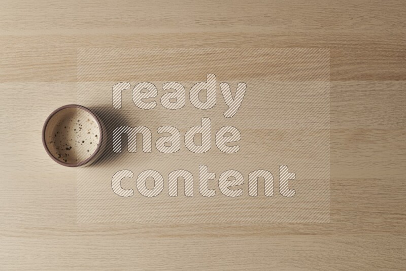 وعاء فرن فخاري متعدد الألوان علي خلفية خشبية فاتحة