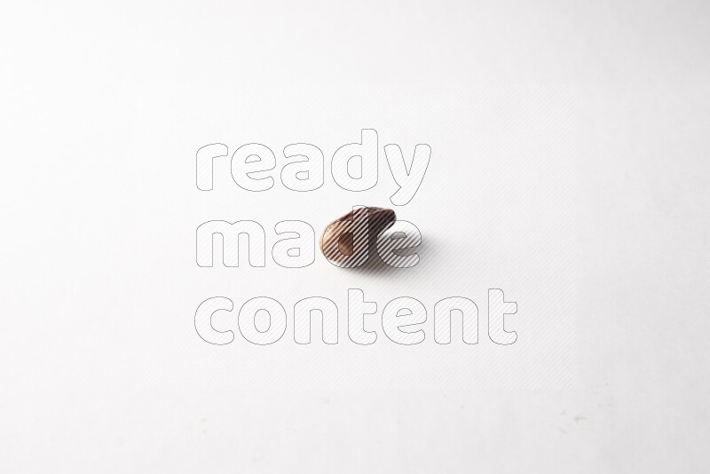 تمر على خلفية بيضاء