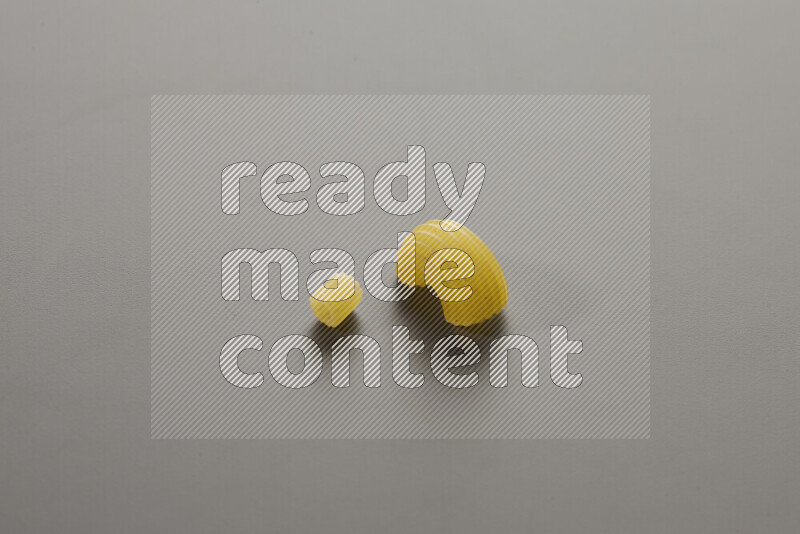 معكرونة مرمرية مع أنواع أخري من المعكرونة علي خلفية رمادية