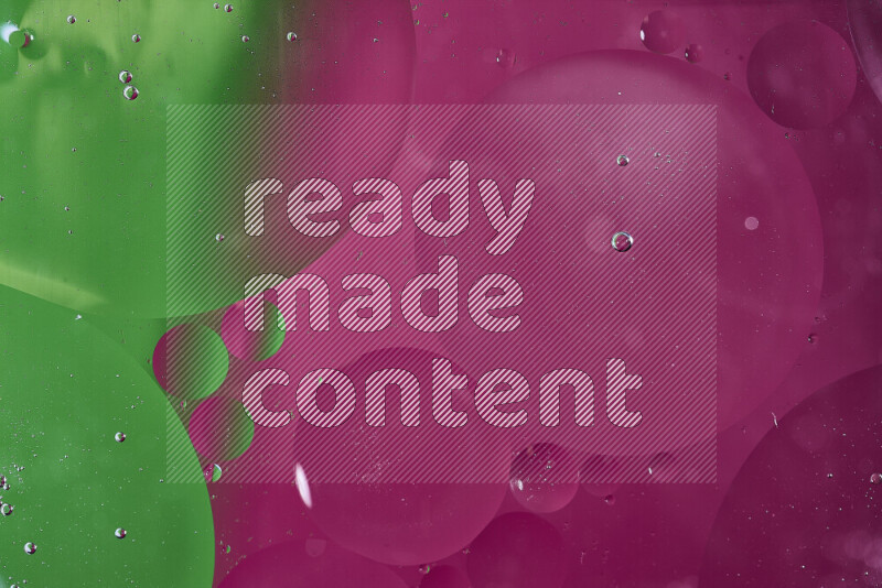 لقطات مقربة لفقاعات من الزيت على سطح الماء باللون الأخضر والوردي