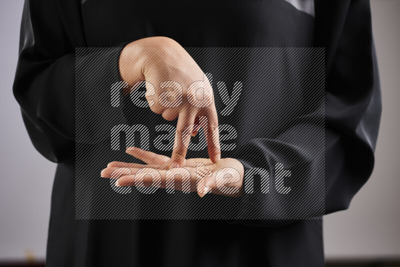 امرأة تشير بيديها بلغة الإشارات المختلفة