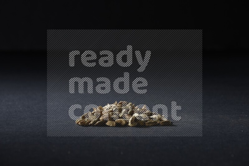 حبوب الهيل في شكل مثلث على خلفية سوداء