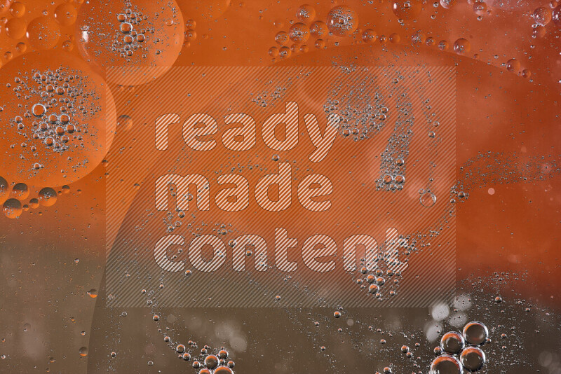 لقطات مقربة لفقاعات من الزيت على سطح الماء باللون البرتقالي والبني