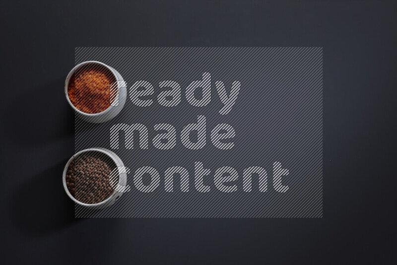 بقوليات في أوعية فخارية علي خلفية رمادية