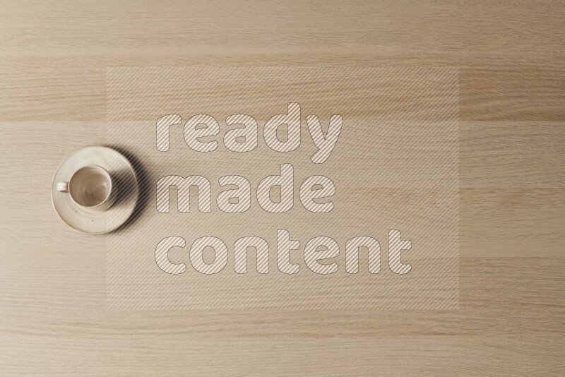 كأس فخاري على خلفية خشبية فاتحة